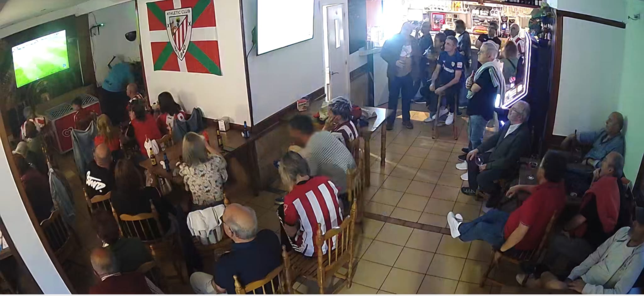 Ambiente de partido en el bar